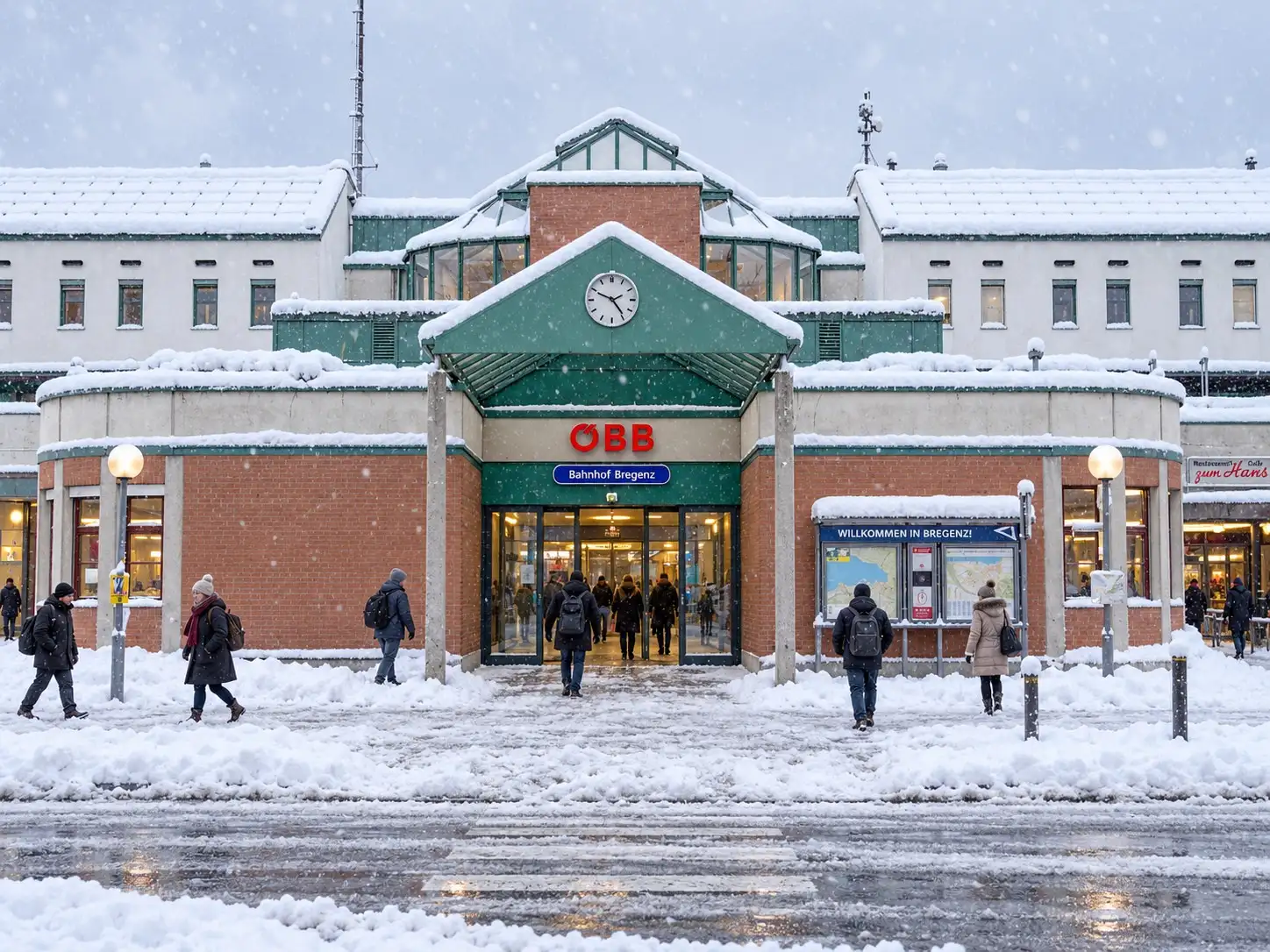Taxi St. Anton nach Bregenz – Abholung und Ankunft am Bahnhof Bregenz Taxi St. Anton nach Bregenz: Eingang des ÖBB-Bahnhofs Bregenz bei Schneefall – Abhol- und Zielpunkt unseres Taxis