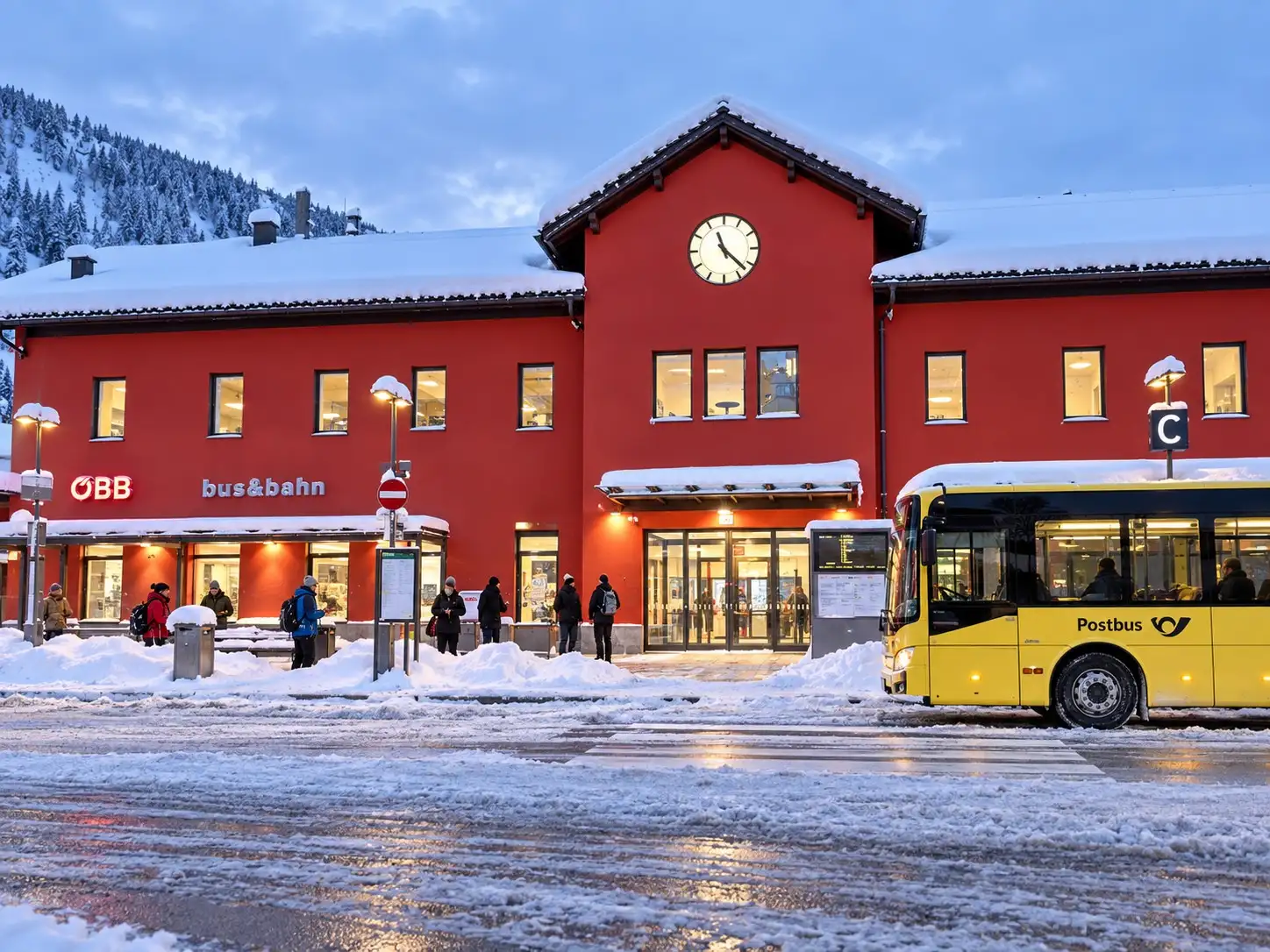 Taxi St. Anton nach Dornbirn – Abholung und Ankunft am Bahnhof Dornbirn Taxi St. Anton nach Dornbirn: der rote ÖBB-Bahnhof Dornbirn mit Busterminal im Winter – Abhol- und Zielpunkt unseres Taxis