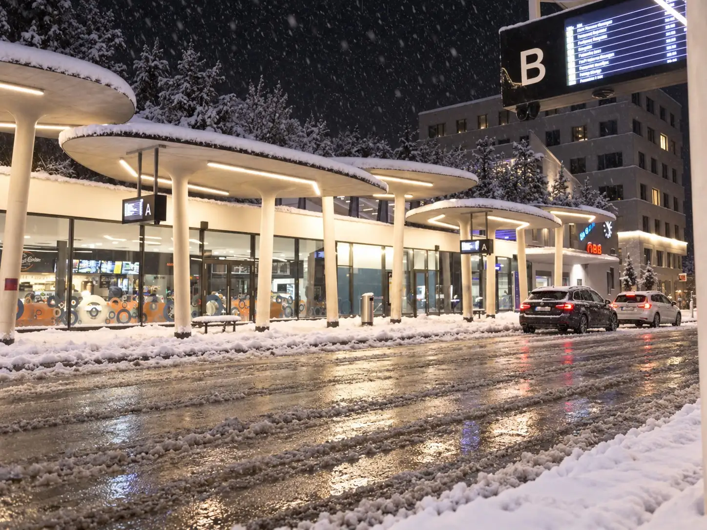 Taxi St. Anton nach Feldkirch – Abholung und Ankunft am Bahnhof Feldkirch Taxi St. Anton nach Feldkirch: ÖBB-Bahnhof Feldkirch mit Busterminal bei Nacht und Schneefall – Abhol- und Zielpunkt unseres Taxis